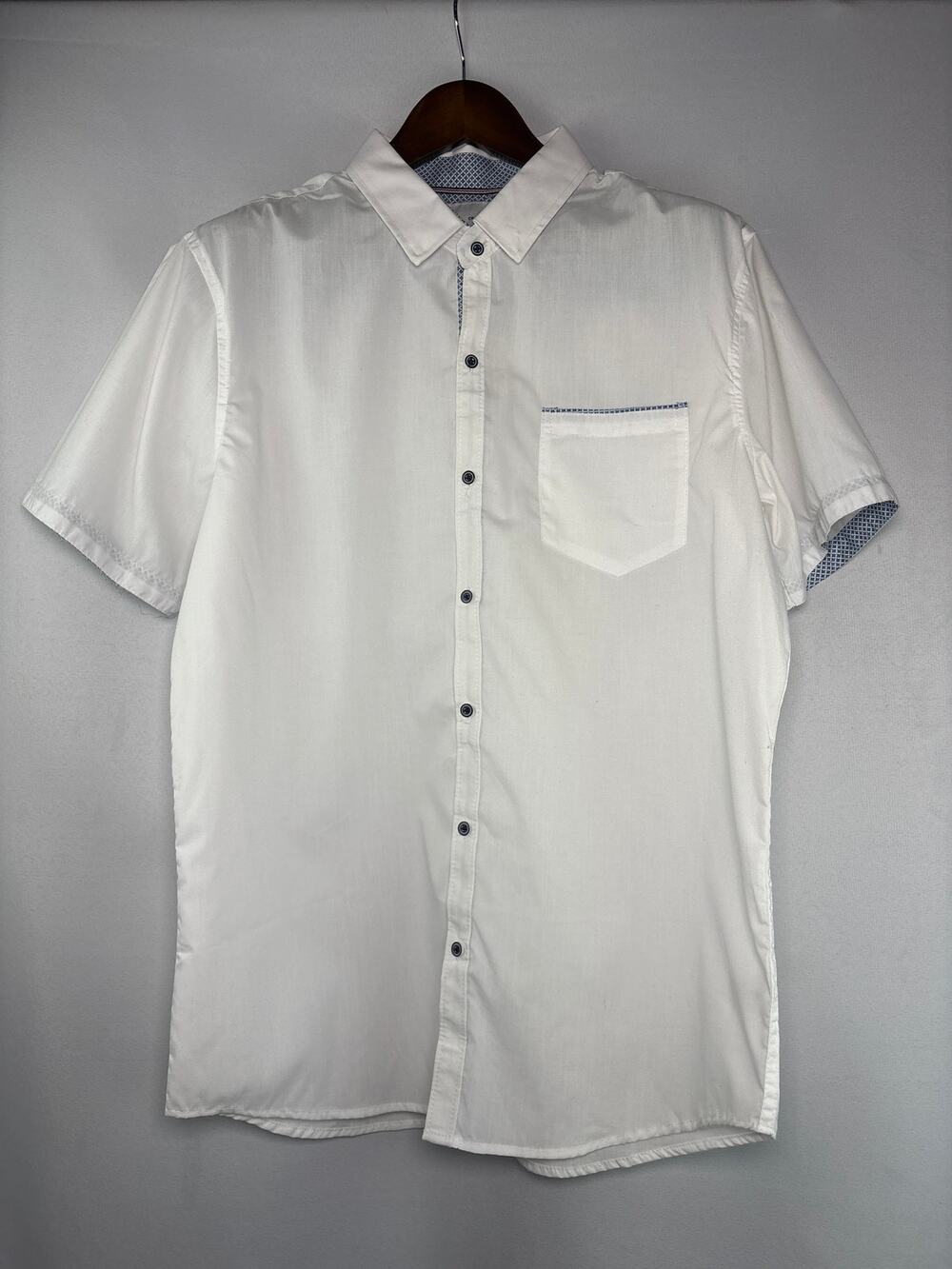 Womenโs Craft + Flow XL White Short Sleeve Button Up